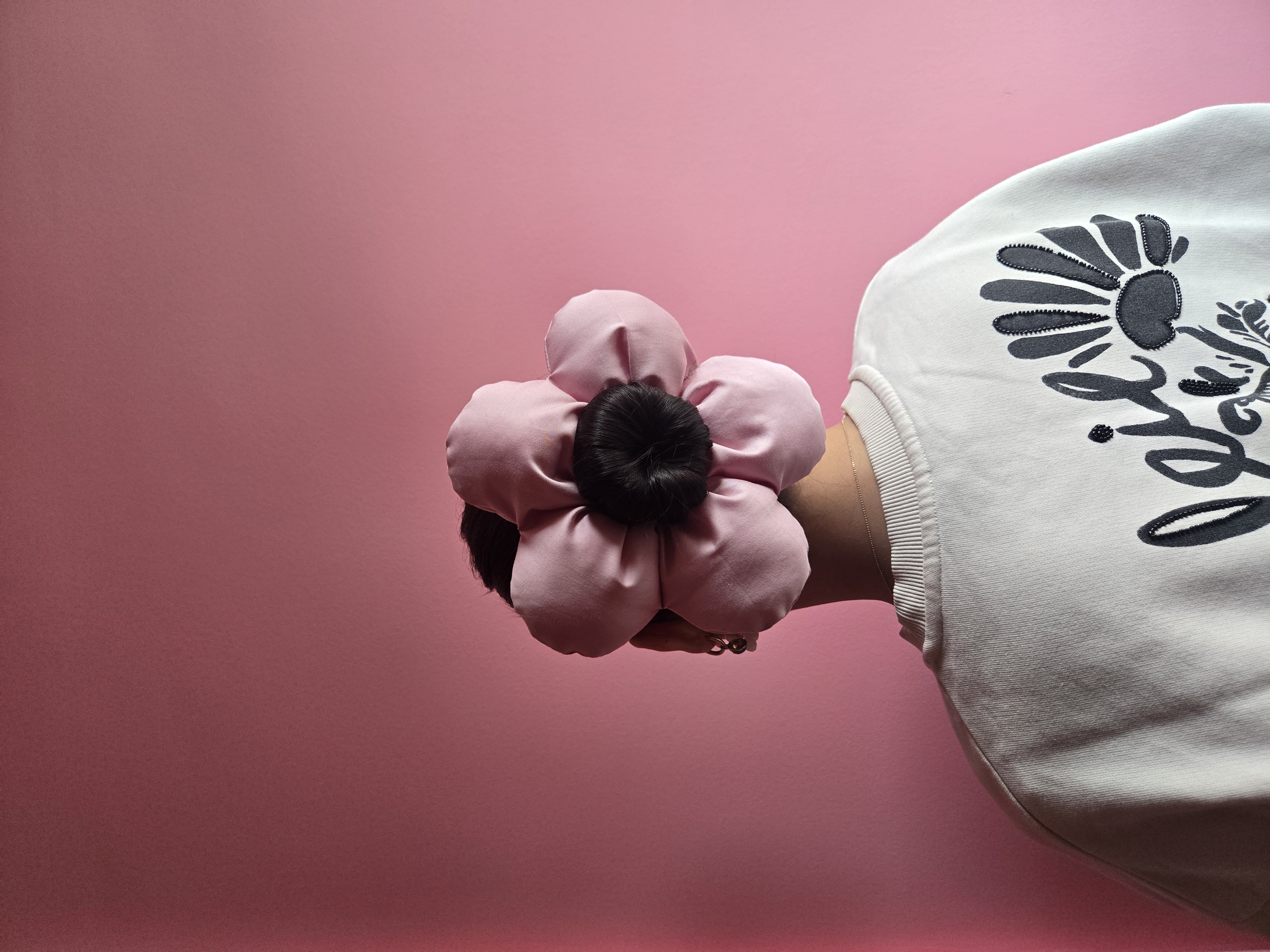 El Yapımı Scrunchie & Toka – Giant Blooming Daisy (Babypink) - El yapımı butik tasarım 1