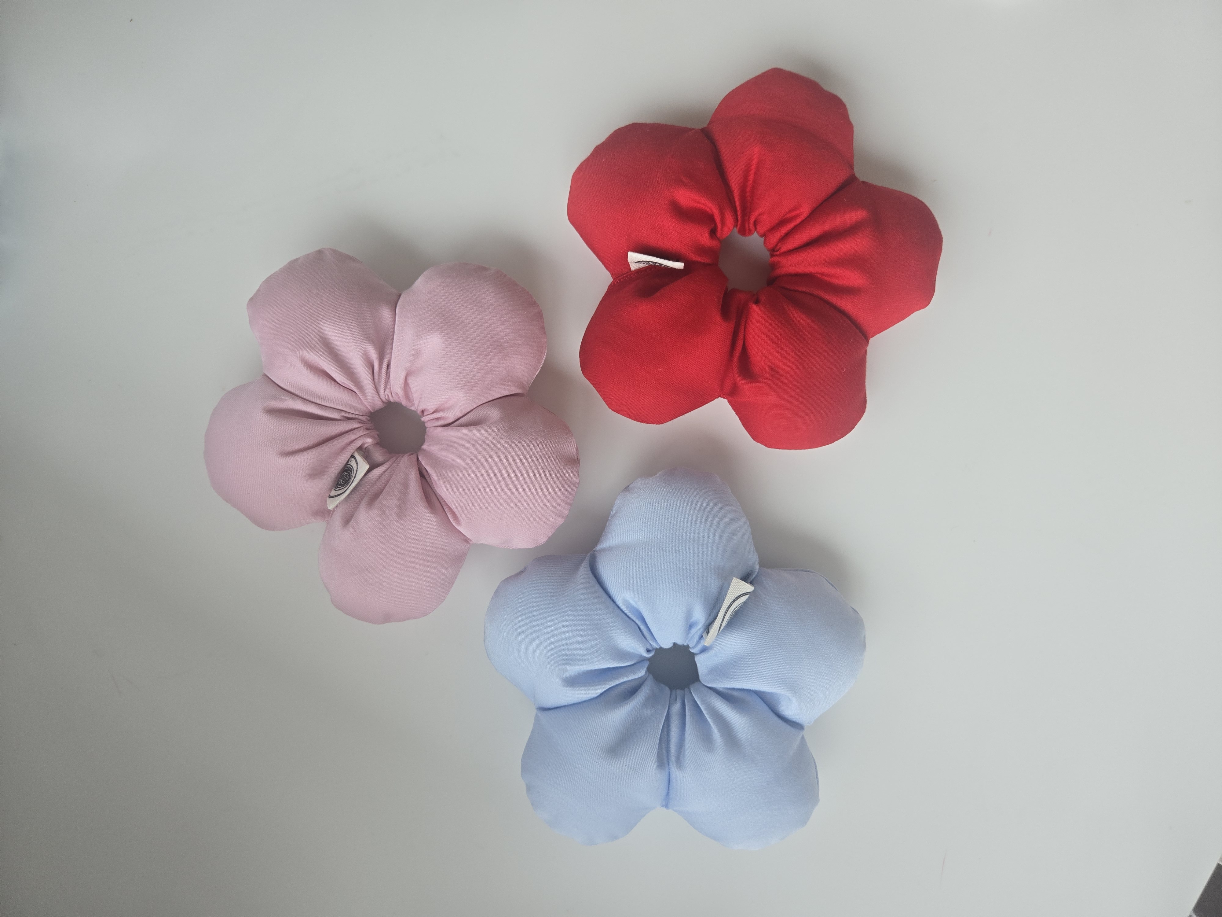 El Yapımı Scrunchie & Toka – Mini Blooming Daisy (Red) - El yapımı butik tasarım 1